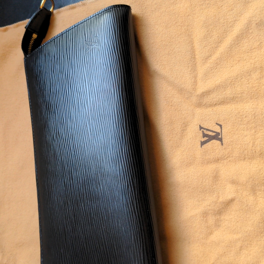 Vintage Louis Vuitton Epi Pochette in Black 🖤
